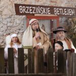 25.12.2021. Brzeziny. Żywa szopka i wspólne śpiewanie / Wiktor Taszłow / Radio Kielce