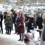 25.12.2021. Brzeziny. Żywa szopka i wspólne śpiewanie / Wiktor Taszłow / Radio Kielce