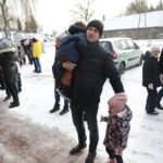 25.12.2021. Brzeziny. Żywa szopka i wspólne śpiewanie / Wiktor Taszłow / Radio Kielce