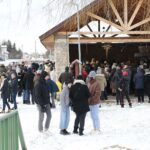 25.12.2021. Brzeziny. Żywa szopka i wspólne śpiewanie / Wiktor Taszłow / Radio Kielce