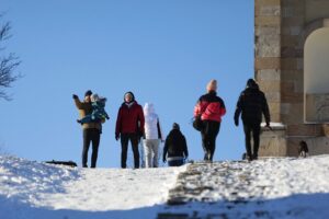 26.12.2021. Święty Krzyż. Turyści na Świętym Krzyżu / Wiktor Taszłow / Radio Kielce