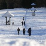 26.12.2021. Święty Krzyż. Turyści na Świętym Krzyżu / Wiktor Taszłow / Radio Kielce