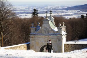 26.12.2021. Święty Krzyż. Turyści na Świętym Krzyżu / Wiktor Taszłow / Radio Kielce