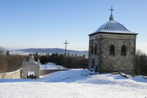 26.12.2021. Święty Krzyż. Turyści na Świętym Krzyżu / Wiktor Taszłow / Radio Kielce