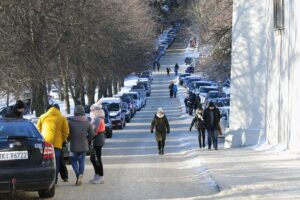 26.12.2021. Święty Krzyż. Turyści na Świętym Krzyżu / Wiktor Taszłow / Radio Kielce