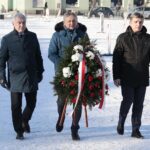 27.12.2021. Kielce. Złożenie kwiatów przed pomnikiem marszałka Józefa Piłsudskiego w rocznicę Powstania Wielkopolskiego. Na zdjęciu (od lewej): Andrzej Bętkowski - marszałek województwa świętokrzyskiego, Zbigniew Koniusz - wojewoda świętokrzyski, Andrzej Pruś - przewodniczący Sejmiku Województwa Świętokrzyskiego / Wiktor Taszłow / Radio Kielce