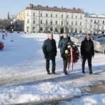27.12.2021. Kielce. Złożenie kwiatów przed pomnikiem marszałka Józefa Piłsudskiego w rocznicę Powstania Wielkopolskiego. Na zdjęciu (od lewej): Andrzej Bętkowski - marszałek województwa świętokrzyskiego, Zbigniew Koniusz - wojewoda świętokrzyski, Andrzej Pruś - przewodniczący Sejmiku Województwa Świętokrzyskiego / Wiktor Taszłow / Radio Kielce