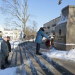 27.12.2021. Kielce. Złożenie kwiatów przed pomnikiem marszałka Józefa Piłsudskiego w rocznicę Powstania Wielkopolskiego / Wiktor Taszłow / Radio Kielce