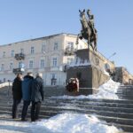 27.12.2021. Kielce. Złożenie kwiatów przed pomnikiem marszałka Józefa Piłsudskiego w rocznicę Powstania Wielkopolskiego / Wiktor Taszłow / Radio Kielce