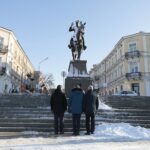 27.12.2021. Kielce. Złożenie kwiatów przed pomnikiem marszałka Józefa Piłsudskiego w rocznicę Powstania Wielkopolskiego / Wiktor Taszłow / Radio Kielce