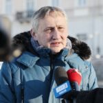 27.12.2021. Kielce. Złożenie kwiatów przed pomnikiem marszałka Józefa Piłsudskiego w rocznicę Powstania Wielkopolskiego. Na zdjęciu: Zbigniew Koniusz - wojewoda świętokrzyski / Wiktor Taszłow / Radio Kielce