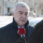 27.12.2021. Kielce. Złożenie kwiatów przed pomnikiem marszałka Józefa Piłsudskiego w rocznicę Powstania Wielkopolskiego. Na zdjęciu: Andrzej Bętkowski - marszałek województwa świętokrzyskiego / Wiktor Taszłow / Radio Kielce