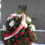 27.12.2021. Kielce. Złożenie kwiatów przed pomnikiem marszałka Józefa Piłsudskiego w rocznicę Powstania Wielkopolskiego / Wiktor Taszłow / Radio Kielce