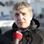 27.12.2021. Kielce. Złożenie kwiatów przed pomnikiem marszałka Józefa Piłsudskiego w rocznicę Powstania Wielkopolskiego. Na zdjęciu: Andrzej Pruś - przewodniczący Sejmiku Województwa Świętokrzyskiego / Wiktor Taszłow / Radio Kielce