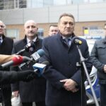 29.12.2021. Kielce. Przekazanie radiowozów dla Komendy Miejskiej Policji w Kielcach. Na zdjęciu (od lewej): Stefan Bąk - członek zarządu powiatu w Kielcach, Mariusz Ściana - członek zarządu powiatu w Kielcach, Cezary Majcher - członek zarządu powiatu w Kielcach, Mirosław Gębski - starosta kielecki i Tomasz Pleban - wicestarosta kielecki / Wiktor Taszłow / Radio Kielce