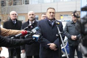 29.12.2021. Kielce. Przekazanie radiowozów dla Komendy Miejskiej Policji w Kielcach. Na zdjęciu (od lewej): Stefan Bąk - członek zarządu powiatu w Kielcach, Mariusz Ściana - członek zarządu powiatu w Kielcach, Cezary Majcher - członek zarządu powiatu w Kielcach, Mirosław Gębski - starosta kielecki i Tomasz Pleban - wicestarosta kielecki / Wiktor Taszłow / Radio Kielce