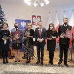 29.12.2021. Kielce. Wojewoda świętokrzyski przyznał nagrody "Czyste Serca". Na zdjęciu (druga od lewej): Małgorzata Szczepańska - Szkolne Koło Wolontariatu przy Zespole Szkół nr 2 w Opatowie, Katarzyna Czesna-Wójcik, Paulina Papka - Krajowe Towarzystwo Autyzmu Oddział Kielce, Zbigniew Koniusz - wojewoda świętokrzyski, Justyna Malarczyk - Gminny Ośrodek Pomocy Społecznej w Piekoszowie, Tomasz Rejmer - ZHP Chorągiew Kielecka, Karolina Rejdak - Gesty Regesty / Wiktor Taszłow / Radio Kielce