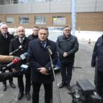 29.12.2021. Kielce. Przekazanie radiowozów dla Komendy Miejskiej Policji w Kielcach. Na zdjęciu (od lewej): Stefan Bąk - członek zarządu powiatu w Kielcach, Mariusz Ściana - członek zarządu powiatu w Kielcach, Cezary Majcher - członek zarządu powiatu w Kielcach, Mirosław Gębski - starosta kielecki, Tomasz Pleban - wicestarosta kielecki i insp. Tomasz Śliwiński - komendant miejski policji w Kielcach / Wiktor Taszłow / Radio Kielce