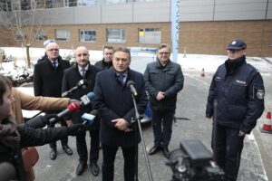 29.12.2021. Kielce. Przekazanie radiowozów dla Komendy Miejskiej Policji w Kielcach. Na zdjęciu (od lewej): Stefan Bąk - członek zarządu powiatu w Kielcach, Mariusz Ściana - członek zarządu powiatu w Kielcach, Cezary Majcher - członek zarządu powiatu w Kielcach, Mirosław Gębski - starosta kielecki, Tomasz Pleban - wicestarosta kielecki i insp. Tomasz Śliwiński - komendant miejski policji w Kielcach / Wiktor Taszłow / Radio Kielce