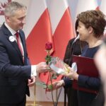 29.12.2021. Kielce. Wojewoda świętokrzyski przyznał nagrody "Czyste Serca". Na zdjęciu (od lewej): Zbigniew Koniusz - wojewoda świętokrzyski, Małgorzata Szczepańska - Szkolne Koło Wolontariatu przy Zespole Szkół nr 2 w Opatowie / Wiktor Taszłow / Radio Kielce