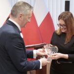 29.12.2021. Kielce. Wojewoda świętokrzyski przyznał nagrody "Czyste Serca". Na zdjęciu (od lewej): Zbigniew Koniusz - wojewoda świętokrzyski, Justyna Malarczyk - Gminny Ośrodek Pomocy Społecznej w Piekoszowie / Wiktor Taszłow / Radio Kielce