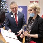 29.12.2021. Kielce. Wojewoda świętokrzyski przyznał nagrody "Czyste Serca". Na zdjęciu (od lewej): Zbigniew Koniusz - wojewoda świętokrzyski, Paulina Papka - Krajowe Towarzystwo Autyzmu Oddział Kielce / Wiktor Taszłow / Radio Kielce