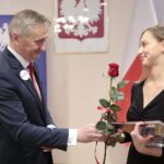 29.12.2021. Kielce. Wojewoda świętokrzyski przyznał nagrody "Czyste Serca". Na zdjęciu (od lewej): Zbigniew Koniusz - wojewoda świętokrzyski, Karolina Rejdak - Gesty Regesty / Wiktor Taszłow / Radio Kielce