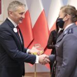 29.12.2021. Kielce. Wojewoda świętokrzyski przyznał nagrody "Czyste Serca". Na zdjęciu (od lewej): Zbigniew Koniusz - wojewoda świętokrzyski, Katarzyna Czesna-Wójcik / Wiktor Taszłow / Radio Kielce