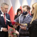 29.12.2021. Kielce. Wojewoda świętokrzyski przyznał nagrody "Czyste Serca". Na zdjęciu (od lewej): Zbigniew Koniusz - wojewoda świętokrzyski, Katarzyna Czesna-Wójcik / Wiktor Taszłow / Radio Kielce