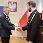 29.12.2021. Kielce. Wojewoda świętokrzyski przyznał nagrody "Czyste Serca". Na zdjęciu (od lewej): Zbigniew Koniusz - wojewoda świętokrzyski, Tomasz Rejmer - ZHP Chorągiew Kielecka / Wiktor Taszłow / Radio Kielce