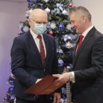 29.12.2021. Kielce. Wojewoda świętokrzyski przyznał nagrody "Czyste Serca". Na zdjęciu (od lewej): prof. Stanisław Głuszek - rektor Uniwersytetu Jana Kochanowskiego, Zbigniew Koniusz - wojewoda świętokrzyski / Wiktor Taszłow / Radio Kielce