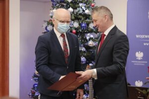 29.12.2021. Kielce. Wojewoda świętokrzyski przyznał nagrody "Czyste Serca". Na zdjęciu (od lewej): prof. Stanisław Głuszek - rektor Uniwersytetu Jana Kochanowskiego, Zbigniew Koniusz - wojewoda świętokrzyski / Wiktor Taszłow / Radio Kielce