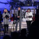 29.12.2021. Starachowice. Koncert „W Hołdzie Prymasowi Tysiąclecia”. Na zdjęciu (od lewej): Natalia Skipor, Damian Łukawski i Agata Klimczak-Kołakowski  / Wiktor Taszłow / Radio Kielce