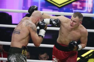 04.12.2021. Kielce. Suzuki Boxing Night X. Walka wieczoru: Michał Łoniewski - Daniel Adamiec (w czerwonych spodenkach) / Wiktor Taszłow / Radio Kielce