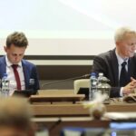 30.12.2021. Kielce. Sesja Rady Powiatu Kieleckiego. Na zdjęciu (od lewej): Kamil Piasecki - wiceprzewodniczący Rady Powiatu Kieleckiego, Jacek Kuzia - przewodniczący Rady Powiatu Kieleckiego / Wiktor Taszłow / Radio Kielce