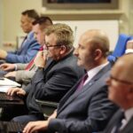 30.12.2021. Kielce. Sesja Rady Powiatu Kieleckiego. Na zdjęciu (od lewej): Mirosław Gębski - starosta kielecki, Cezary Majcher - członek zarządu powiatu, Tomasz Pleban - wicestarosta Kielecki, Mariusz Ściana - członek zarządu powiatu, Stefan Bąk - członek zarządu powiatu / Wiktor Taszłow / Radio Kielce