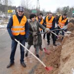 01.12.2021. Chrusty. Rozpoczęcie prac przy modernizacji drogi powiatowej. Na zdjęciu (od lewej): Wojciech Ślefarski - wójt Zagnańska, Małgorzata Popiel - radna powiatowa, Cezary Majcher - członek zarządu powiatu w Kielcach, Mirosław Gębski - starosta kielecki i Paweł Bednarczyk - firma ALBUD / Wiktor Taszłow / Radio Kielce