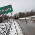 01.12.2021. Chrusty. Rozpoczęcie prac przy modernizacji drogi powiatowej / Wiktor Taszłow / Radio Kielce