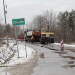 01.12.2021. Chrusty. Rozpoczęcie prac przy modernizacji drogi powiatowej / Wiktor Taszłow / Radio Kielce