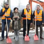 01.12.2021. Chrusty. Rozpoczęcie prac przy modernizacji drogi powiatowej. Na zdjęciu (od lewej): Wojciech Ślefarski - wójt Zagnańska, Małgorzata Popiel - radna powiatowa, Mirosław Gębski - starosta kielecki i Cezary Majcher - członek zarządu powiatu w Kielcach / Wiktor Taszłow / Radio Kielce