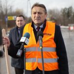 01.12.2021. Chrusty. Rozpoczęcie prac przy modernizacji drogi powiatowej. Na zdjęciu: Mirosław Gębski - starosta kielecki / Wiktor Taszłow / Radio Kielce