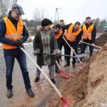 01.12.2021. Chrusty. Rozpoczęcie prac przy modernizacji drogi powiatowej. Na zdjęciu (od lewej): Wojciech Ślefarski - wójt Zagnańska, Małgorzata Popiel - radna powiatowa, Cezary Majcher - członek zarządu powiatu w Kielcach, Mirosław Gębski - starosta kielecki i Paweł Bednarczyk - firma ALBUD / Wiktor Taszłow / Radio Kielce