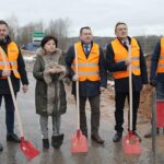 01.12.2021. Chrusty. Rozpoczęcie prac przy modernizacji drogi powiatowej. Na zdjęciu (od lewej): Paweł Bednarczyk - firma ALBUD, Małgorzata Popiel - radna powiatowa, Cezary Majcher - członek zarządu powiatu w Kielcach, Mirosław Gębski - starosta kielecki i Wojciech Ślefarski - wójt Zagnańska / Wiktor Taszłow / Radio Kielce