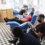 02.12.2021. Kielce. Pracownicy urzędu marszałkowskiego oddają honorowo krew / Wiktor Taszłow / Radio Kielce