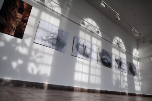02.12.2021. Kielce. Galeria Oranżeria. Wystawa podsumowująca projekt „Il Segno dei Canti” / Wiktor Taszłow / Radio Kielce