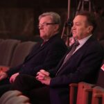 04.12.2021. Kielce. Przegląd teatrów wiejskich i gadek w WDK. Na zdjęciu (od lewej): Jacek Sabat - dyrektor Wojewódzkiego Domu Kultury w Kielcach, Mirosław Gębski - starosta kielecki / Wiktor Taszłow / Radio Kielce