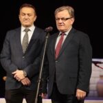 04.12.2021. Kielce. Przegląd teatrów wiejskich i gadek w WDK. Na zdjęciu (od lewej): Mirosław Gębski - starosta kielecki, Jacek Sabat - dyrektor Wojewódzkiego Domu Kultury w Kielcach / Wiktor Taszłow / Radio Kielce