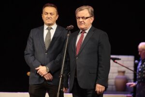 04.12.2021. Kielce. Przegląd teatrów wiejskich i gadek w WDK. Na zdjęciu (od lewej): Mirosław Gębski - starosta kielecki, Jacek Sabat - dyrektor Wojewódzkiego Domu Kultury w Kielcach / Wiktor Taszłow / Radio Kielce