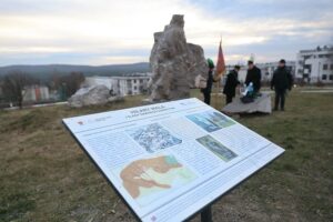 04.12.2021. Kielce. Odsłonięcie pomnika Hilarego Mali w Ogrodzie Botanicznym / Wiktor Taszłow / Radio Kielce