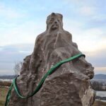 04.12.2021. Kielce. Odsłonięcie pomnika Hilarego Mali w Ogrodzie Botanicznym / Wiktor Taszłow / Radio Kielce